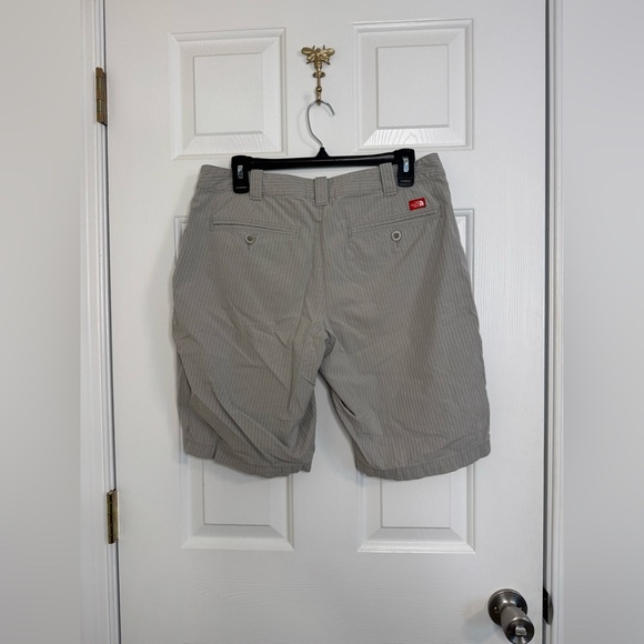 North Face shorts size 12 Bermuda grey white - Picture 3 of 5
